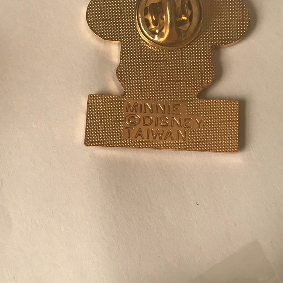 1 Mickey Mouse 3 Minnie Mouse NWT collectable pins - Picture 3 of 8